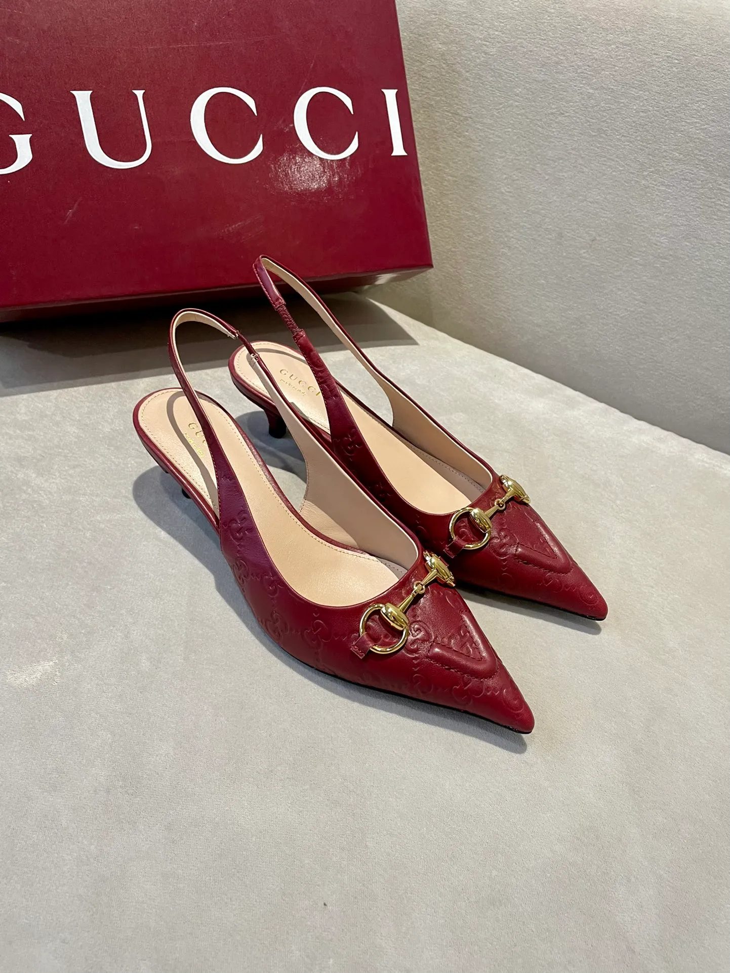 👟👟Ex-factory price 580👟👟 2024 G family’s new GUcc𝐢 horsebit pump sandals with pointed toes, elastic straps and kitten heels complement each other to create a comfortable and fitting design, and the back-lace pumps are the essence of design. Hot-drilling process Upper: Imported high-grade G G canvas Lining/foot pads: Full-grain high-grade lambskin Sole: Italian top-grade genuine leather sole Heel height: 10.5cm Fitting size: 35-42 (40/41/42 custom-made, non-refundable)